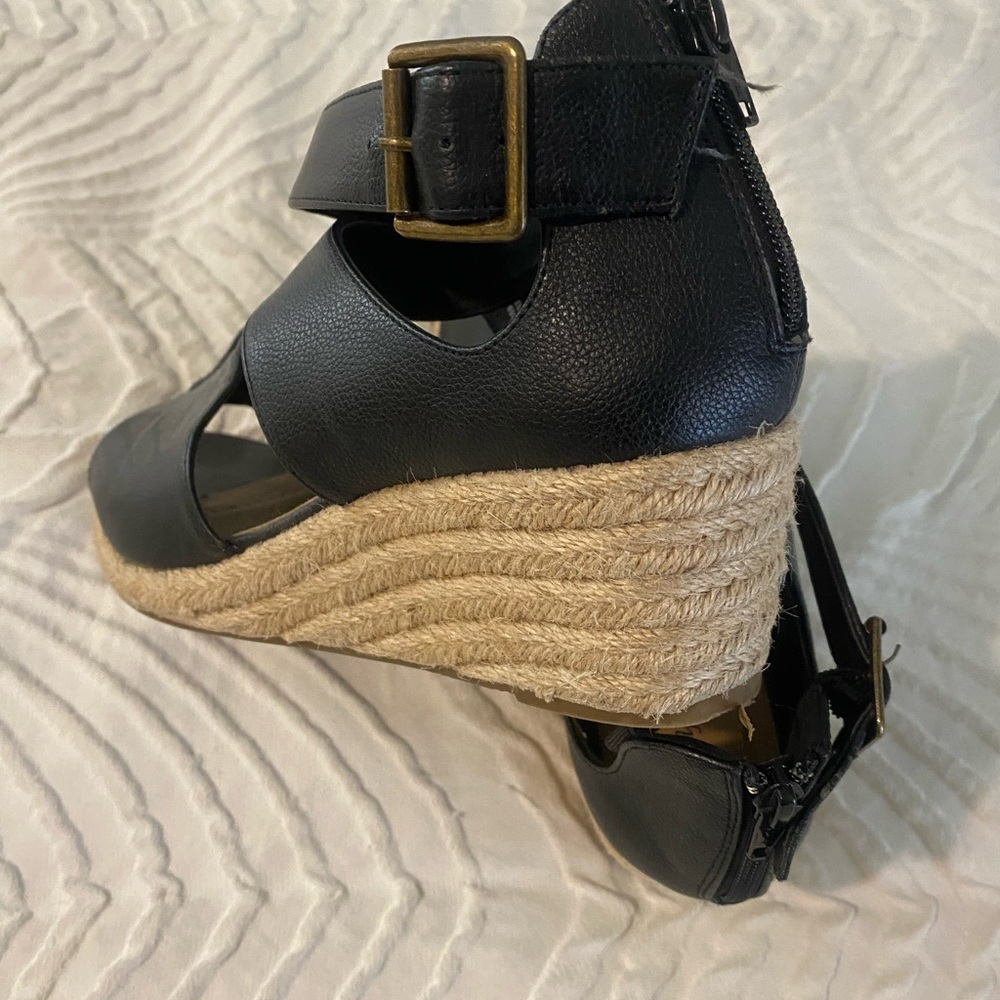 Comfortview Black Sandals with Minimalist Design - Picture 3 of 14
